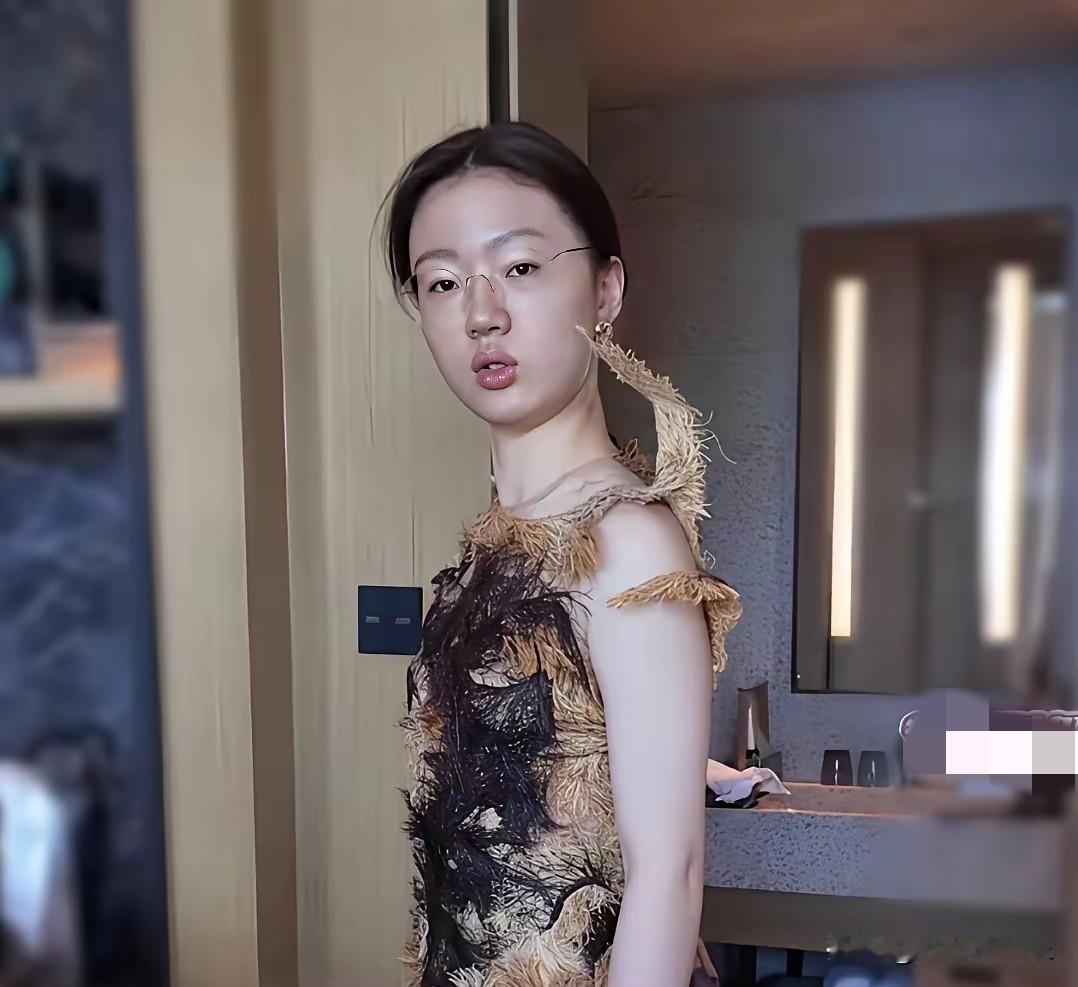 吓死！这是单依纯！
没化妆的单依纯长这样！还真不说谁能认出来呢。
     化妆