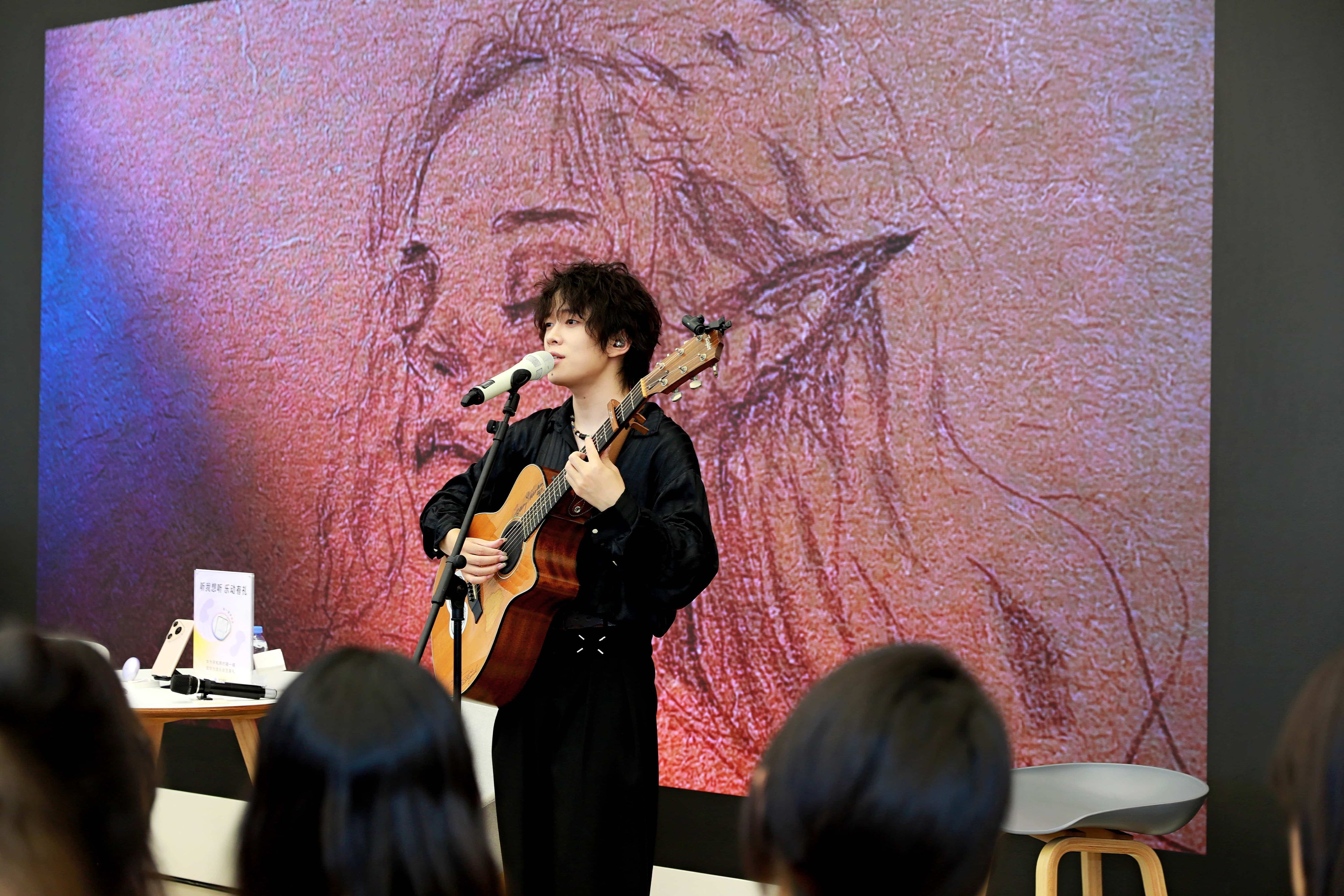 偶遇惊喜！华为音乐周末乐现场 空降成都啦！路过华为门店时，听到里面传来阵阵歌声，