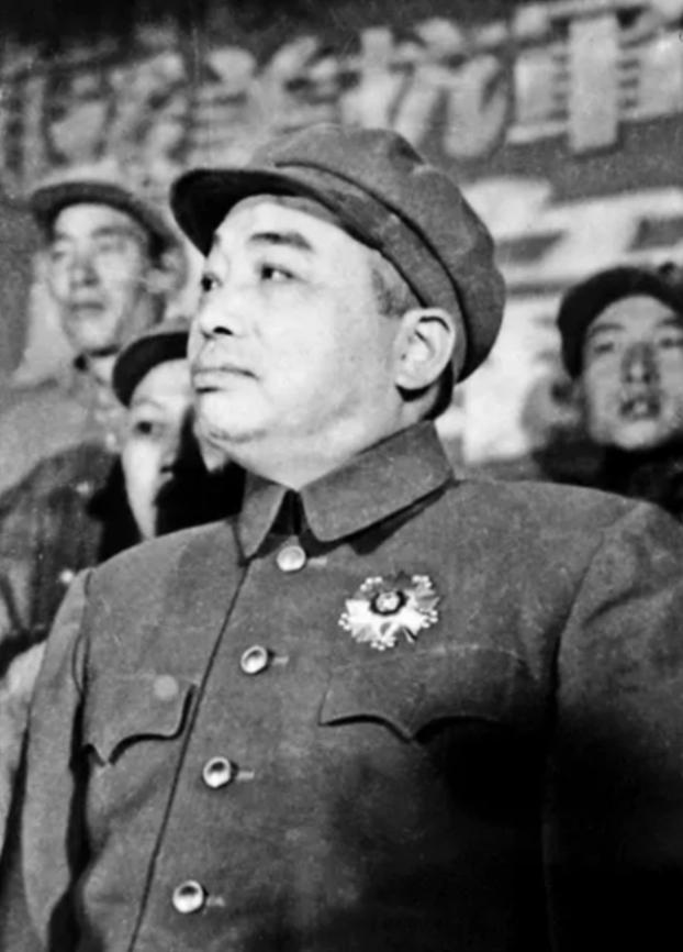 1939年，国军军长请彭德怀吃饭，吃饭时，军长妻子突然凑了过来，对彭德怀说：“彭