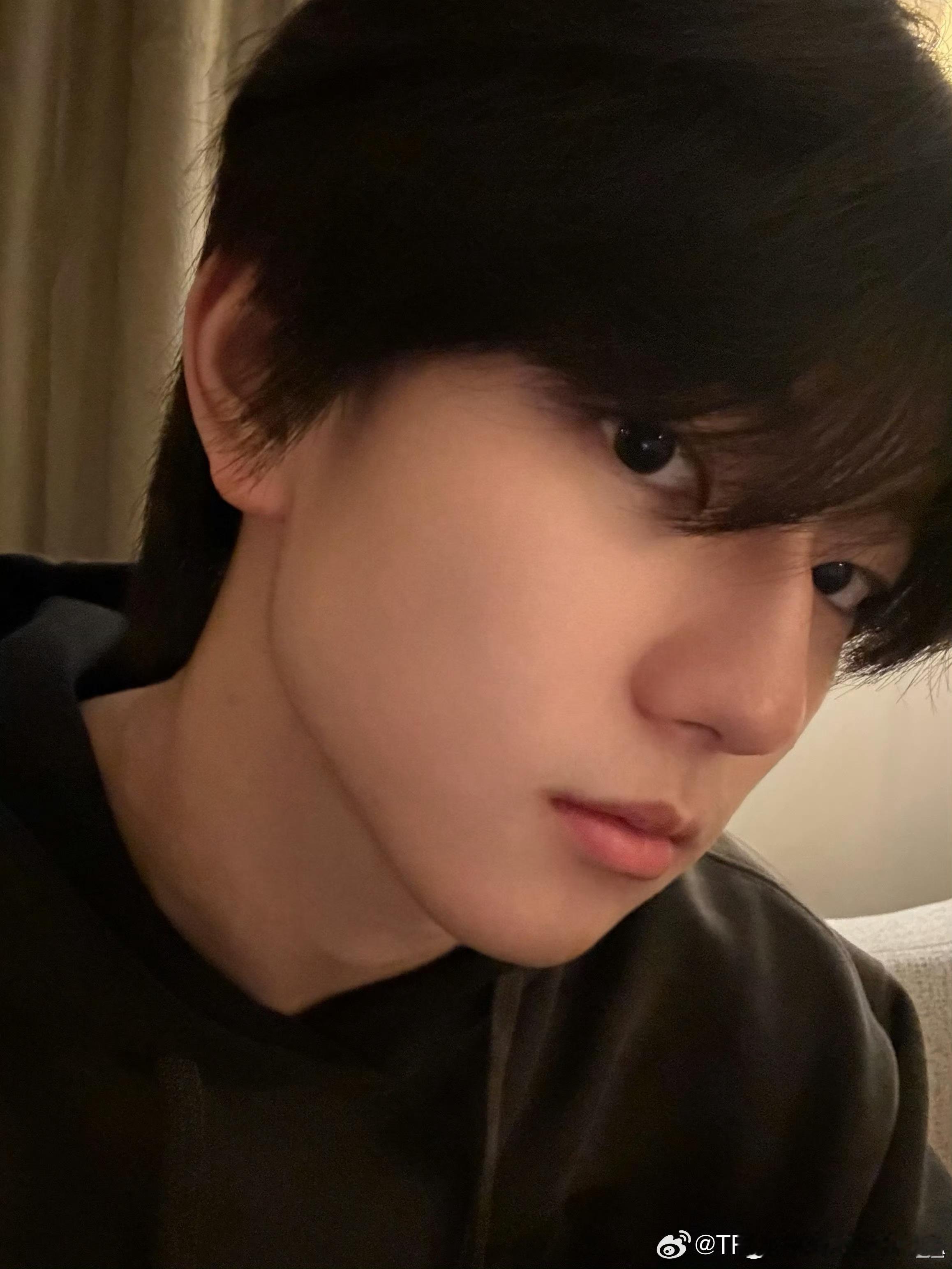 🍊 “星星在夜晚散落，太阳渐渐聚集橘黄，斜阳落在你身 黛眉满是温柔.”