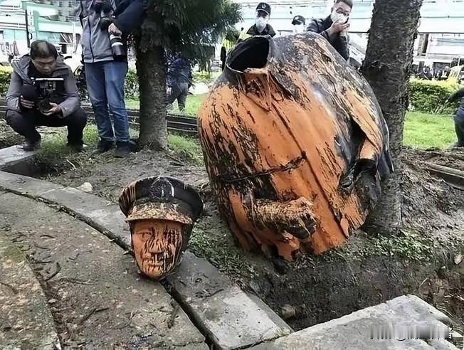 蒋介石的雕像随意被破坏，不知道蒋家后代看了这张图片会作何感想?

蒋介石绝对没料