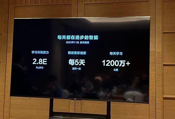 简单说一下汽车辅助驾驶的「云端算力」和「车载算力」

「云端」负责模型的训练，你