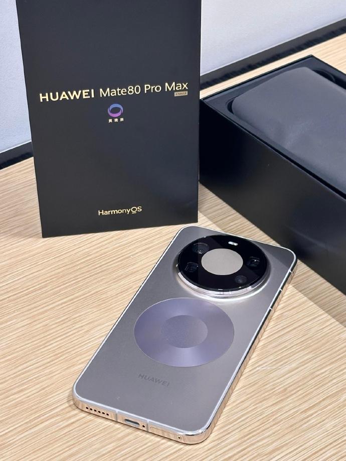 实物颜值比图片还能打！双环星轨设计刚好呼应“8”字机型，金属中框微弧处理不割手，