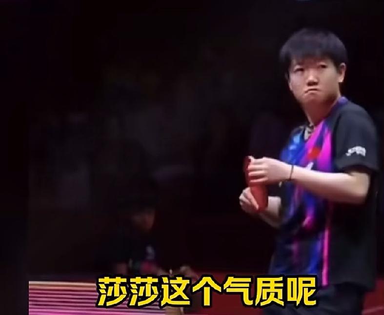 董路评价莎莎。
董路刚带领中国小将足球夺得冠军，他还是一名资深主持人。
他说，莎
