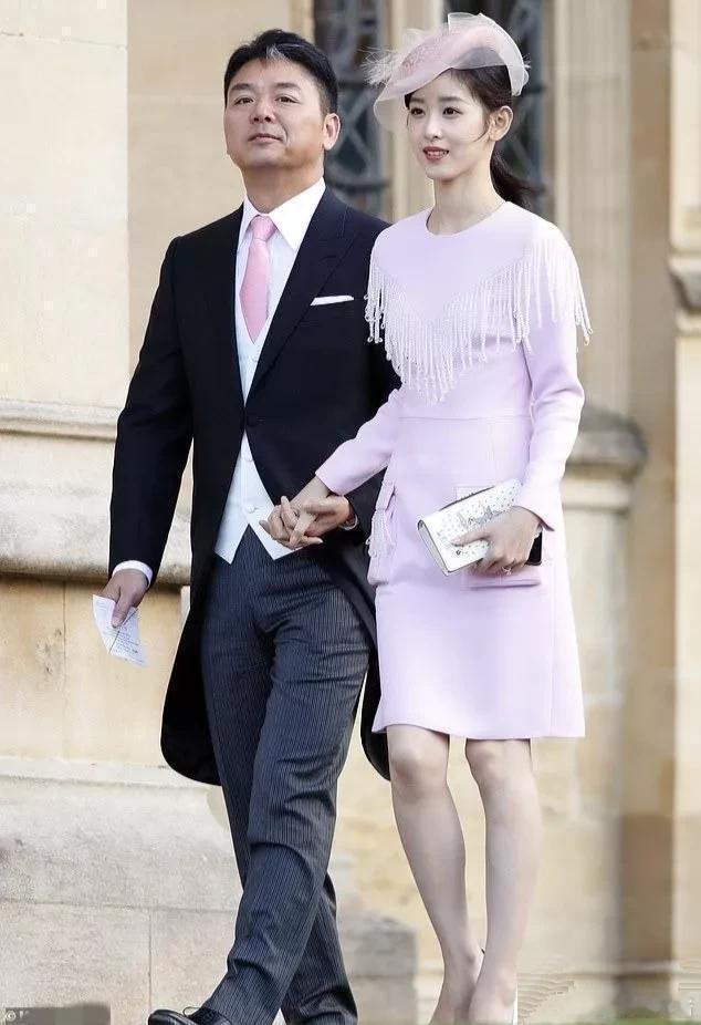 刘强东带着年轻漂亮的章泽天出门，真是有面子，满脸的得意 ​​​