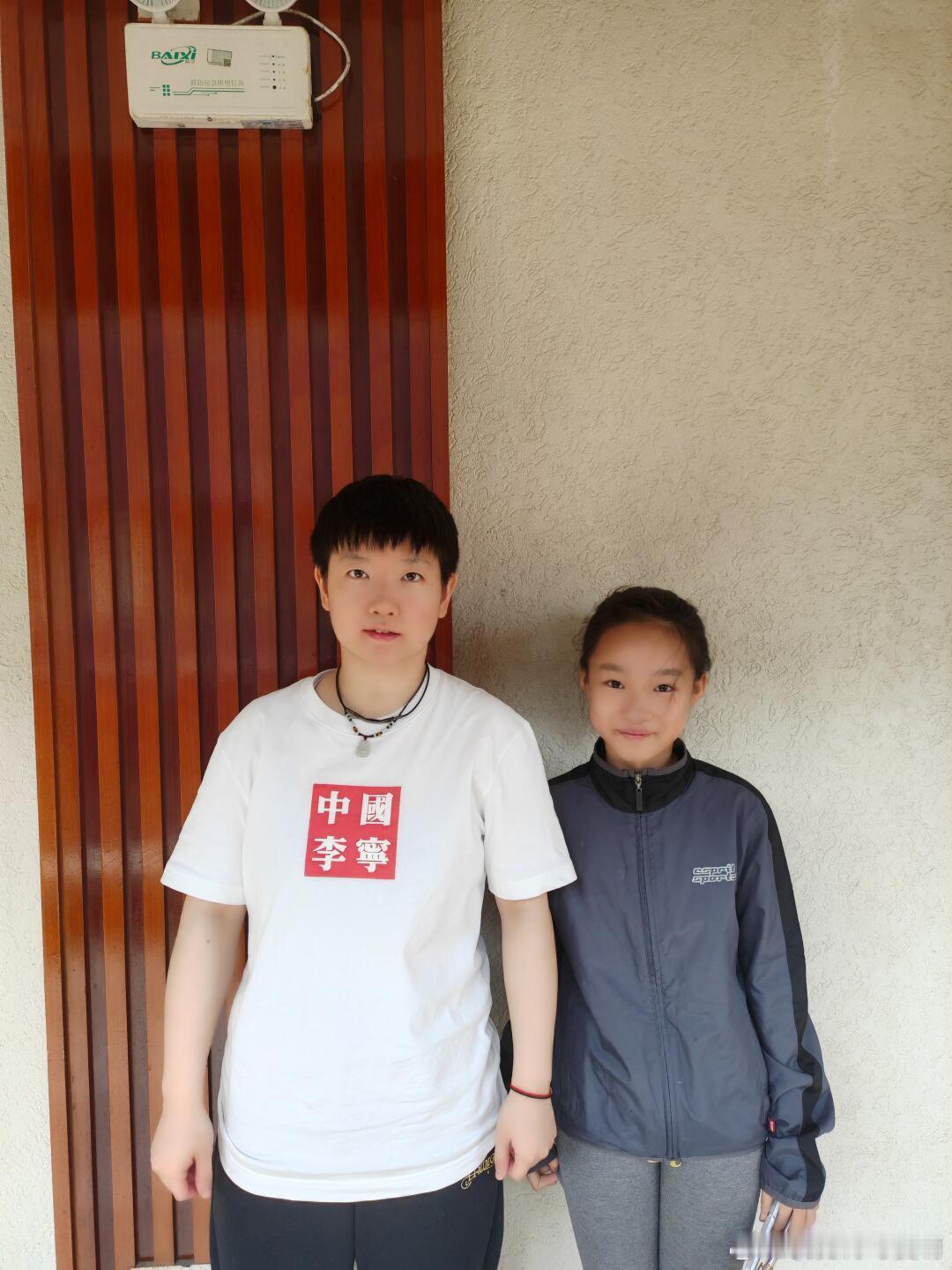 孙颖莎和小朋友合影一张，乖萌萌[兔子][兔子] 