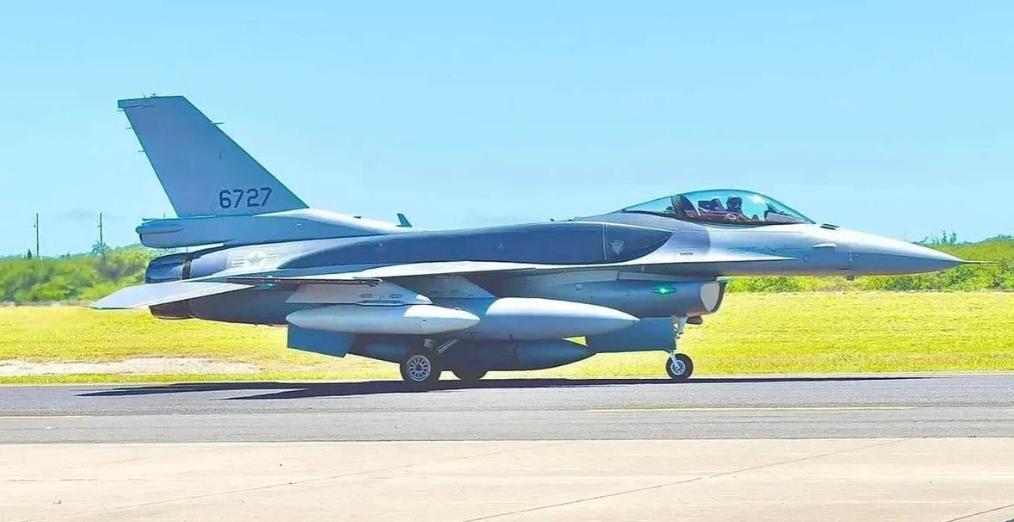 台湾当局盼星星盼月亮的F-16V，又掉链子了。两架全新F-16V Block 7