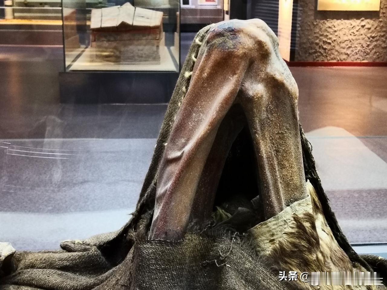 新疆小河美女。
碳十四检测，距今已有大约4000年干尸，那时还处在夏朝。
  这