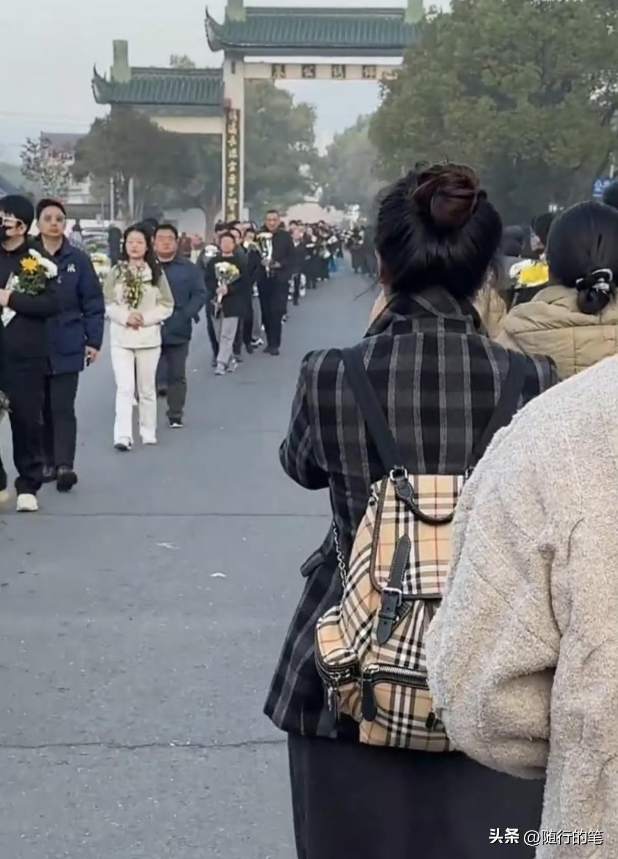 张雪峰的贡献在长长的送别队伍里。

张雪峰是不幸的。英年早逝，留下他的家人在伤心