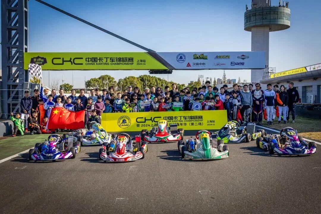 三月的上海，春风还带着几分凉意，但上赛卡丁车世界赛道上，却早已被一股滚烫的热情点