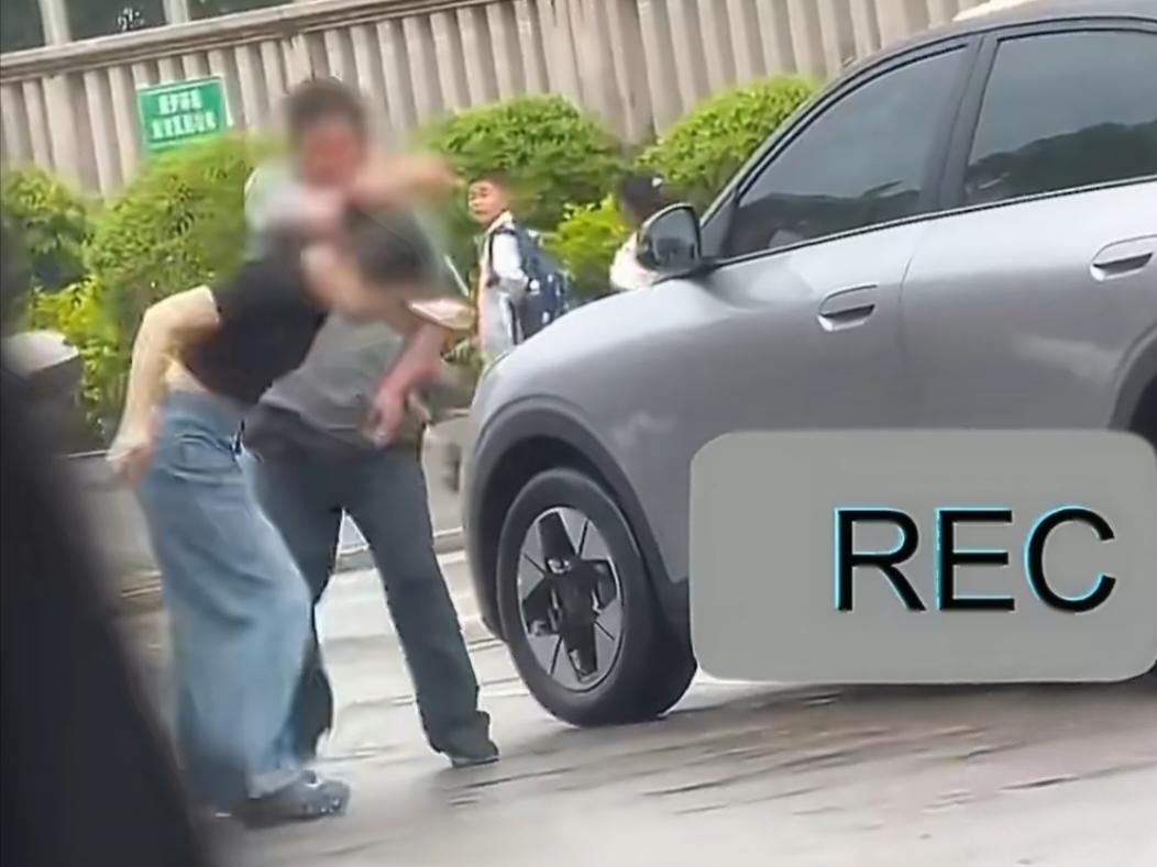 女司机用脚踹保安，反被保安一巴掌给扇懵！网友：太解气了，算正当防卫吗？

202