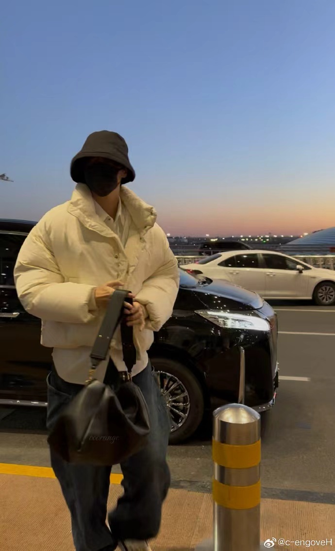 展轩白色羽绒服渔夫帽机场look 展轩白色羽绒服渔夫帽机场look，展轩北京机场