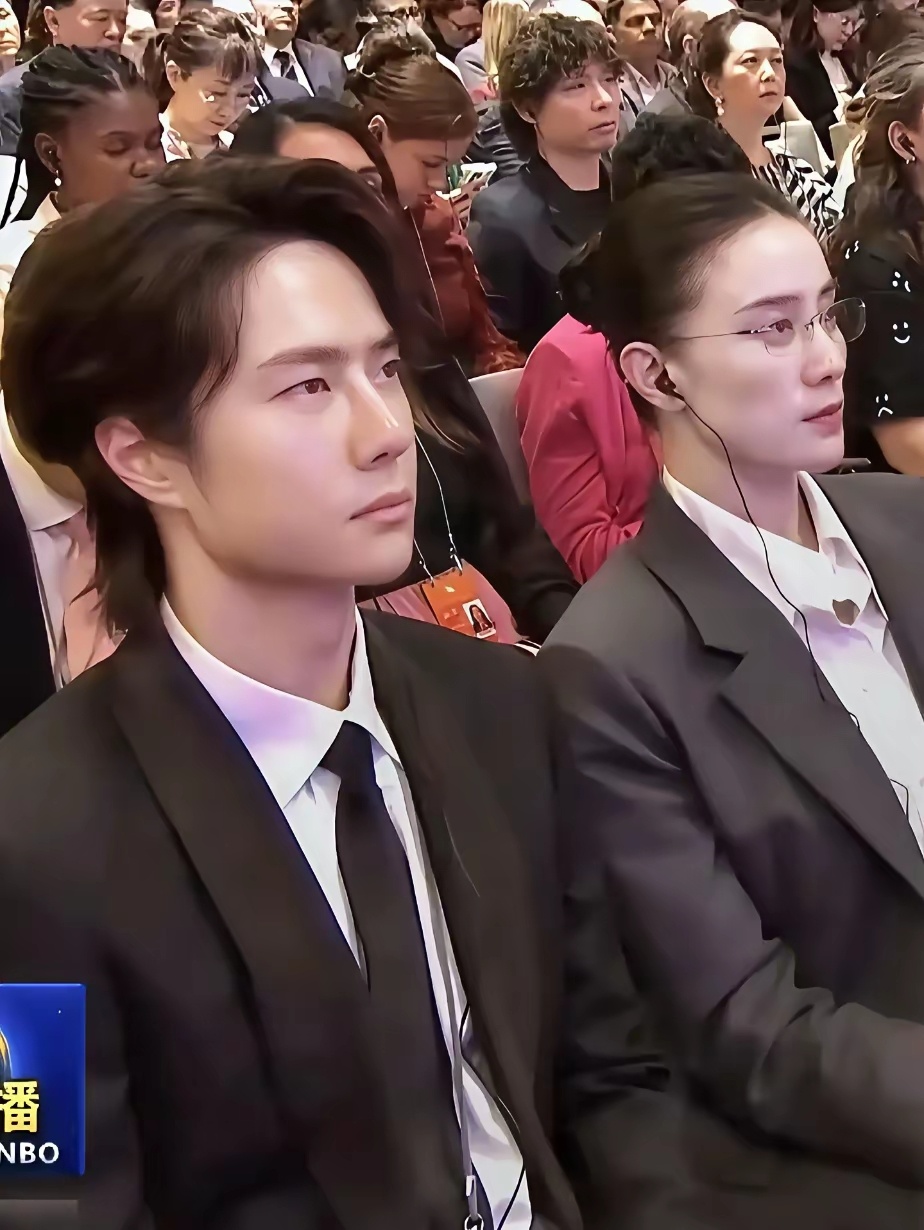 这是非静止画面，央视镜头中的王一博和宋佳！王一博这孩子还是经验少了，老一辈的熟手