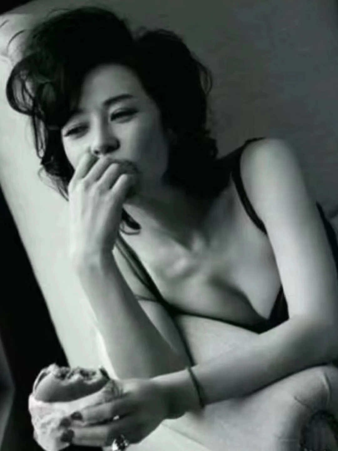 余男：怀孕3个月被弃，身价40亿至今未婚