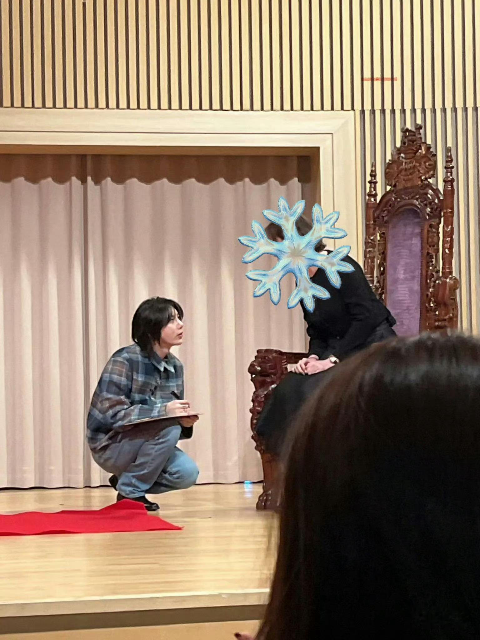 【twi】张贤胜签售会上让粉丝坐在王座上，自己蹲着听粉丝说话 