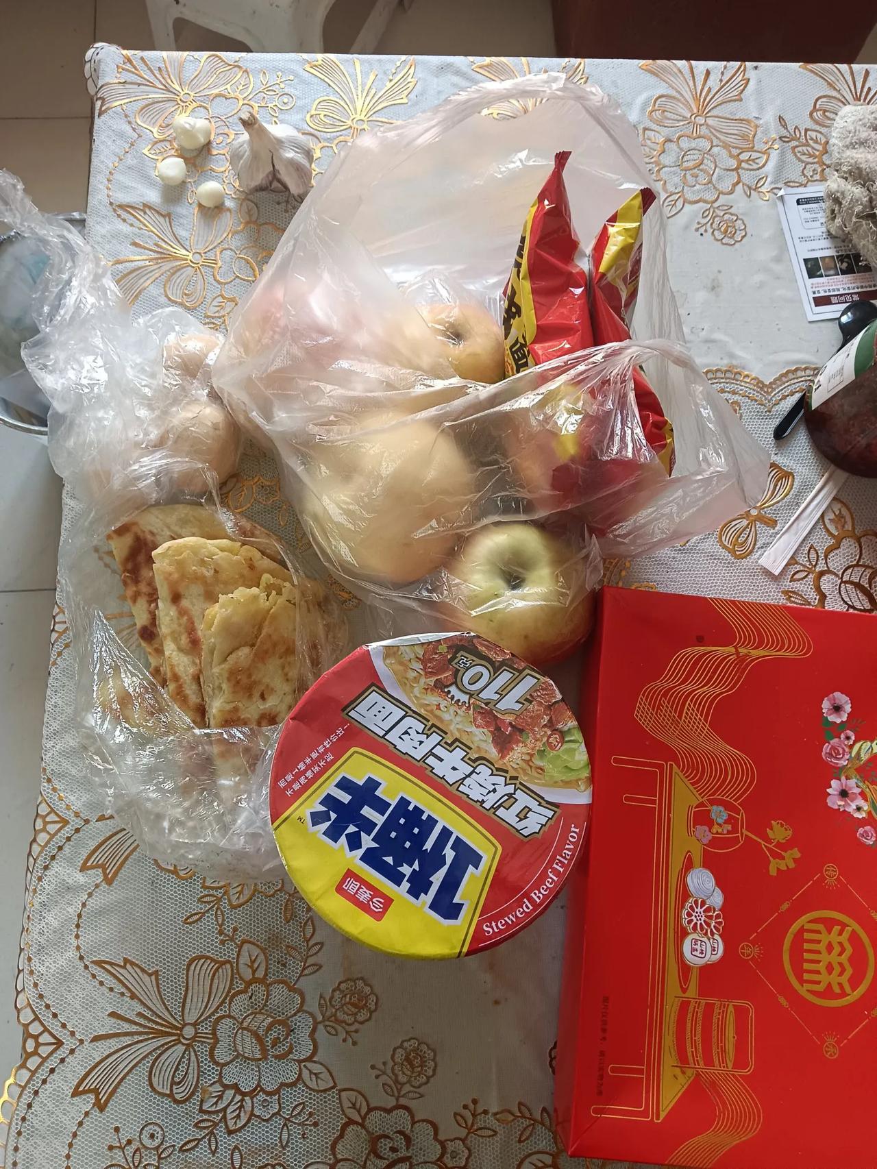 三个鸡蛋，两包盒装方便面，一包桶装方便面，三个苹果，一个梨，还有烙的油饼馍，从5