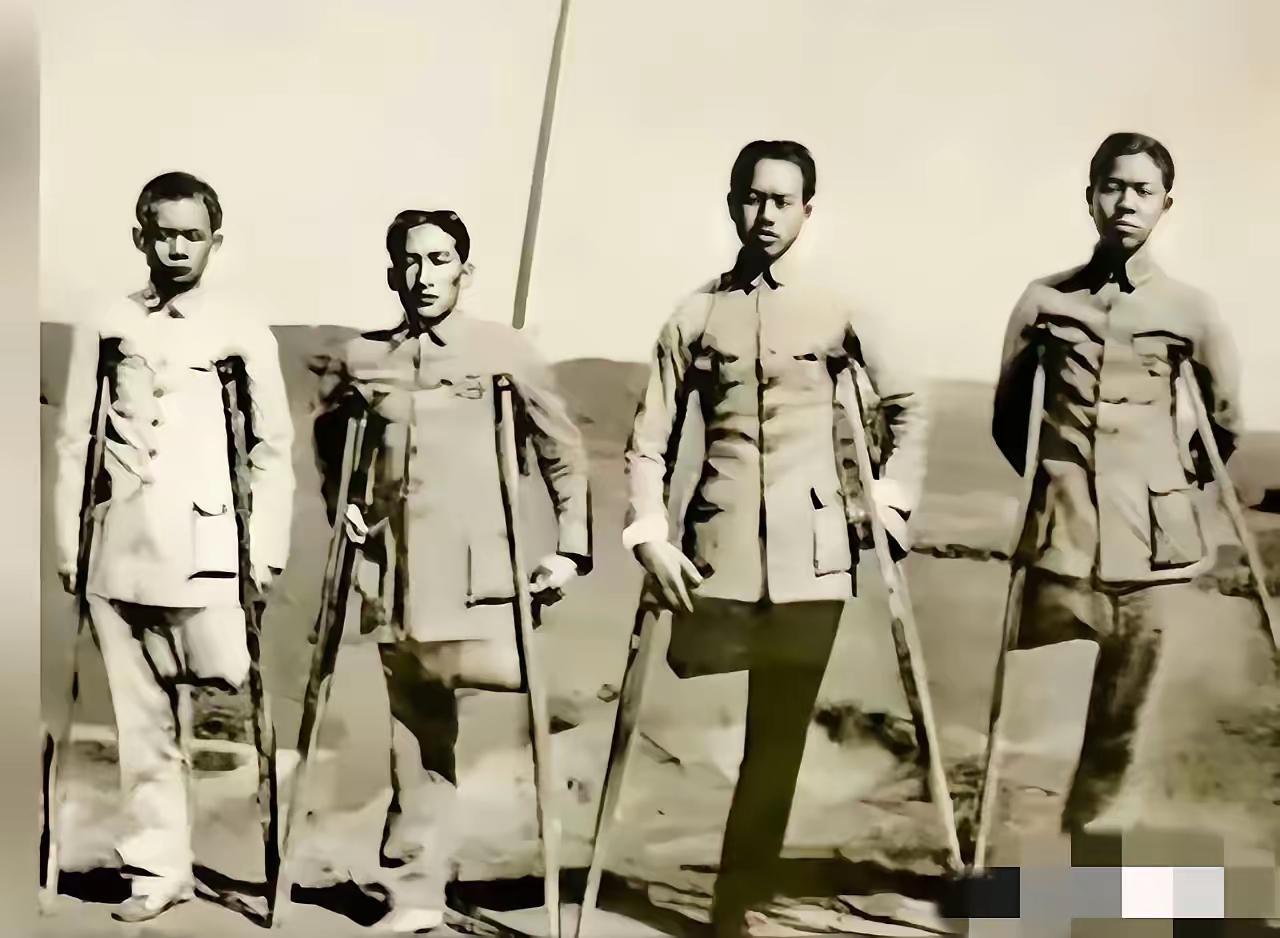 ​​抗战时期，一张令人震撼泪目的合影，四名抗日战士四条腿。这四名战士都是在之前的