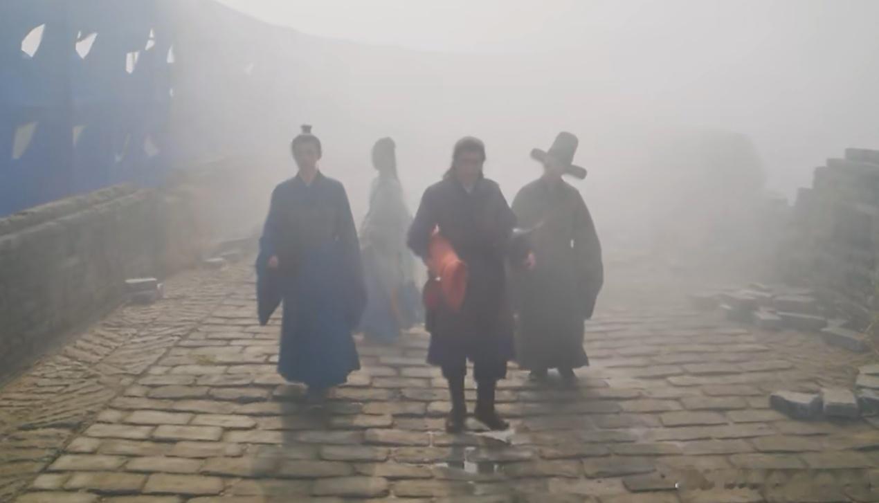 预告最后一个镜头的站位，从这个镜头语言看，林更新才是男主。 