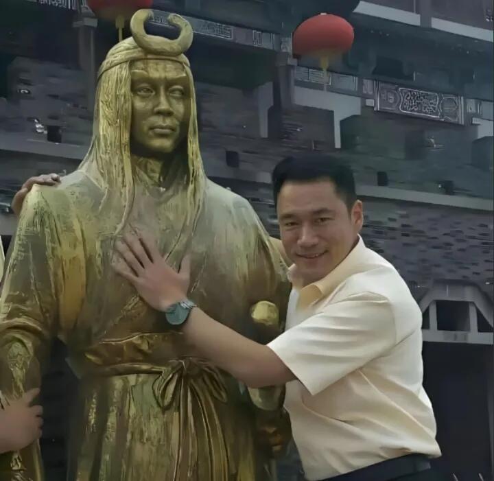 这是他曾经跟王思懿搭档饰演过角色的雕像，大家知道丁海峰演过经典电视剧是哪一部吗？