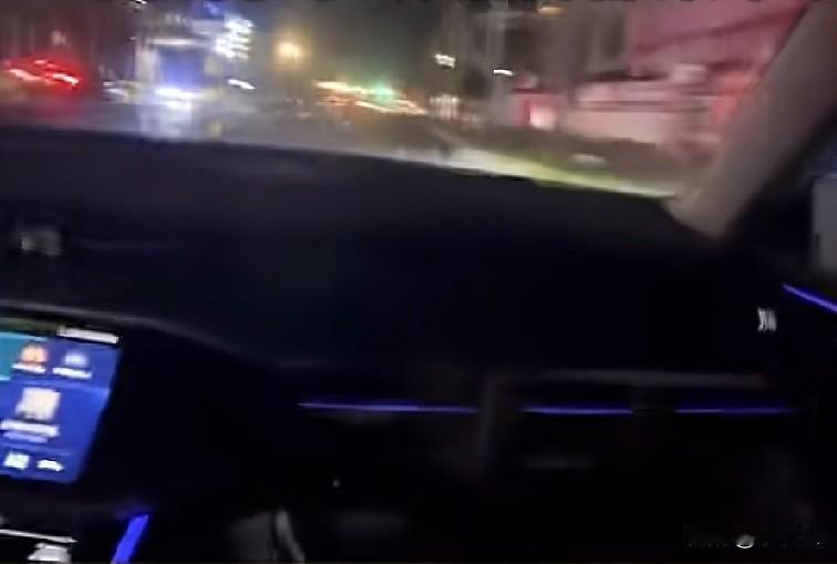 近日，海南琼海，一小伙全网直播飙车，并在车中疯狂叫嚣着:“方向盘能过它就能过。”
