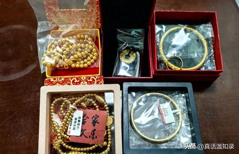 保险箱明明完好，600克黄金却意外失踪！真相竟藏在儿子女友衣柜里。
咱从大风新闻
