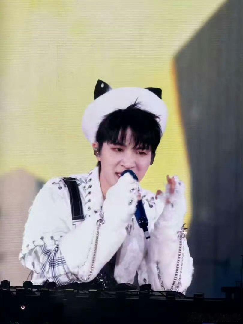 谁给周深穿成这样谁能放过这么可爱的小周深 ​​​