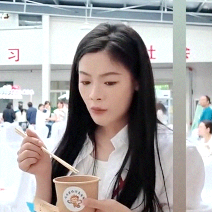 工作人员：火机煮的面是火机面🤣丽豆一脸萌的问“这个火鸡面是会很辣吗？”🥺工作