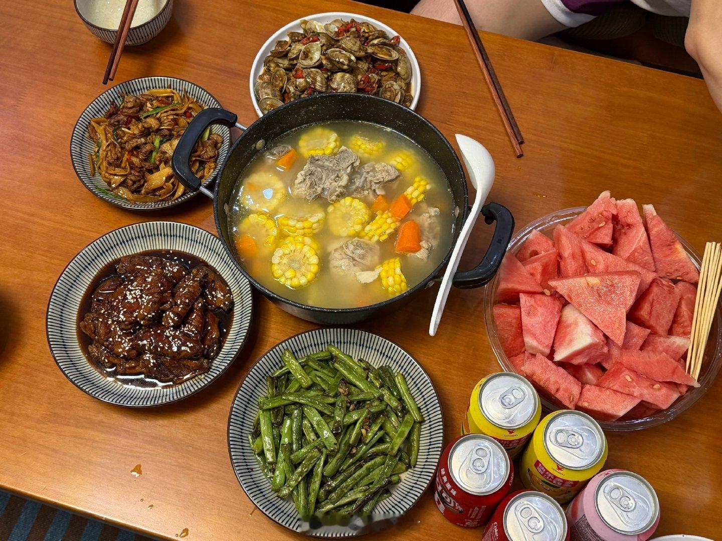 今晚邀请好朋友来家里吃饭玩了好久