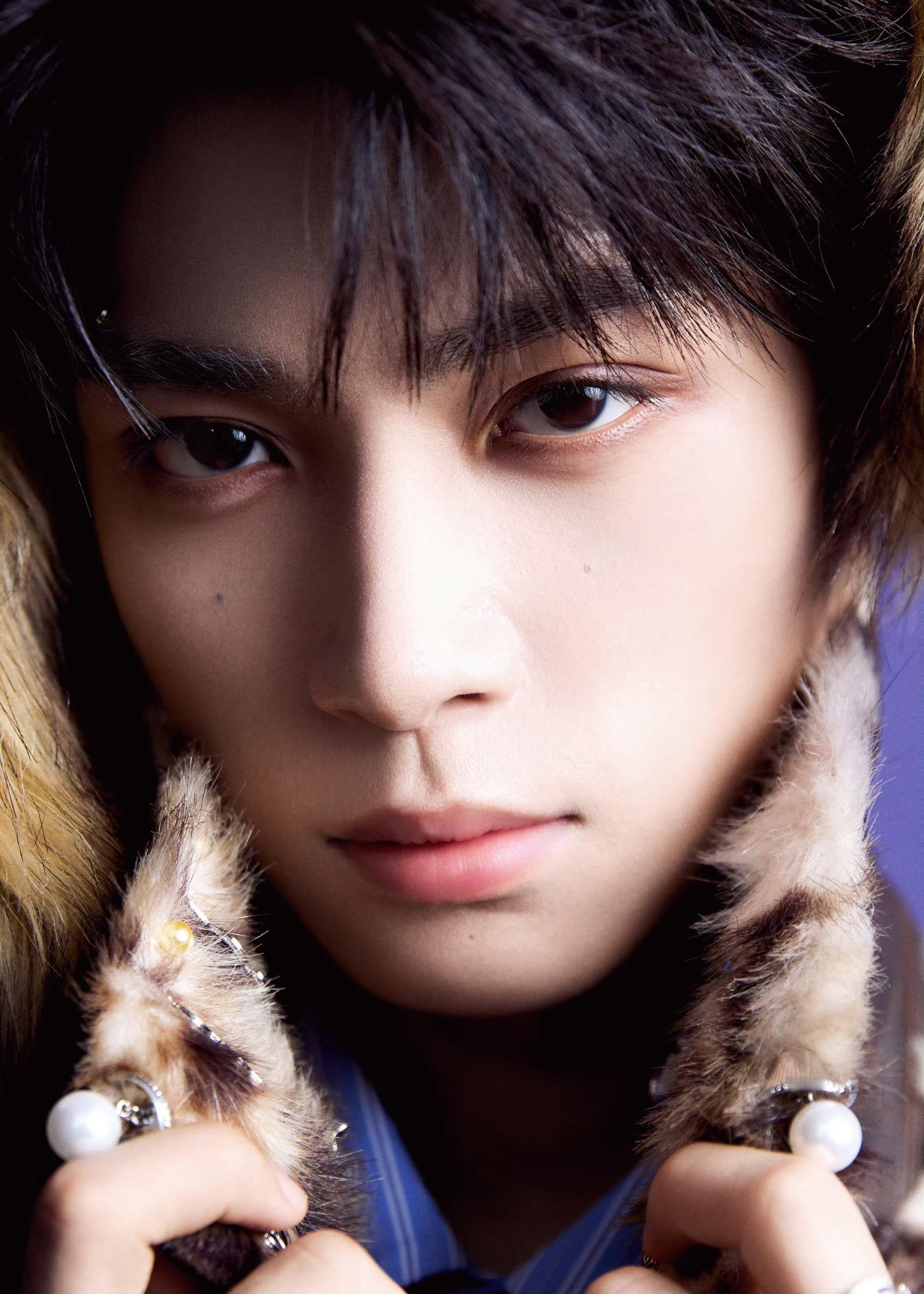 站姐镜头下的破碎美学天花板！梓渝音乐节的泪钻碎钻妆撞上舞台光影，眼尾泛光的瞬间像