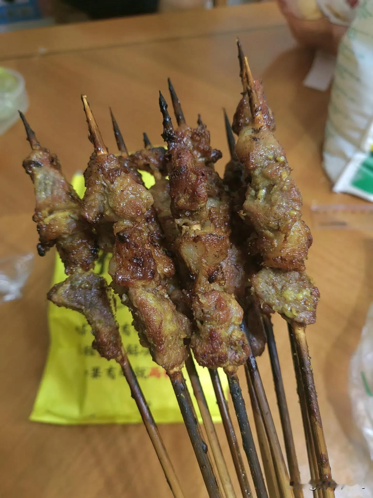 每次经过小区门口的新疆羊肉烧烤店，肉香扑鼻，简直是美味诱惑！大宝和二宝一人点了一