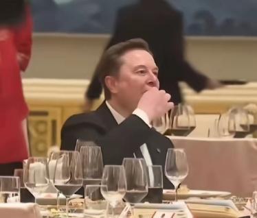 马斯克是真饿了，欢迎晚宴还没正式开始，他直接上手捏着吃了，好像是一块豌豆黄点心，