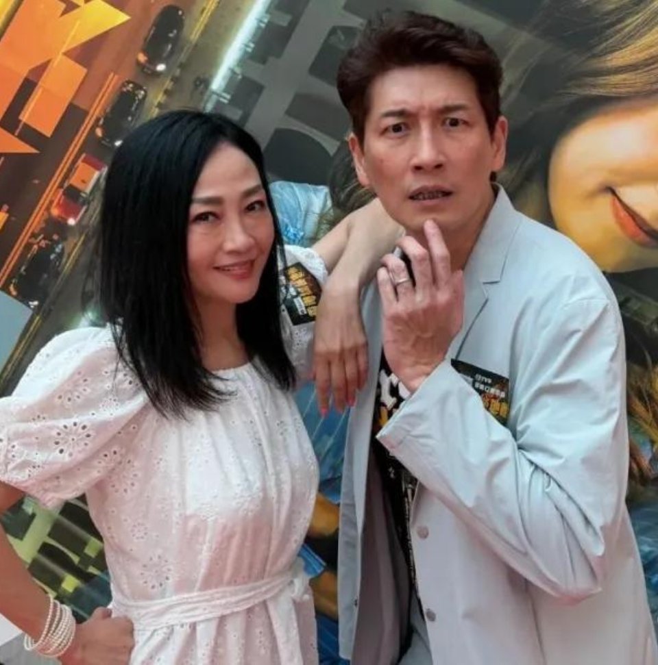 杨玉梅剧中演富婆再现经典形象，本人生活截然不同 