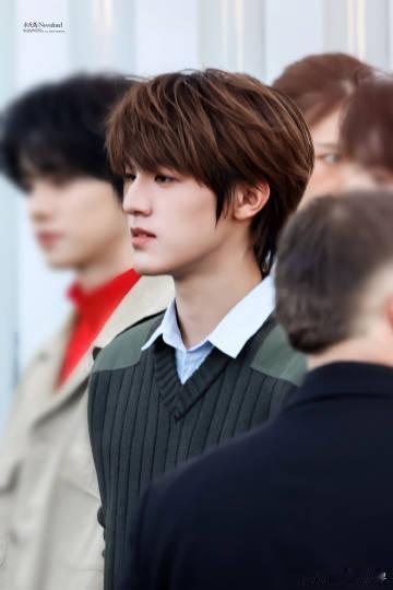 张泽禹状态 张泽禹在米兰Prada大秀上的状态简直太棒啦！他身姿挺拔，气质出众，