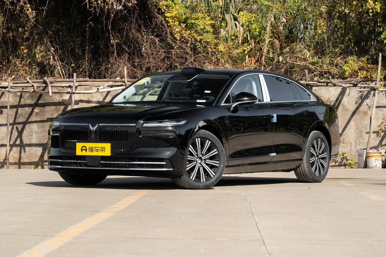 岚图追光L上市，27.99-30.99万元，定位是中大型车，也就是和奥迪A6L这