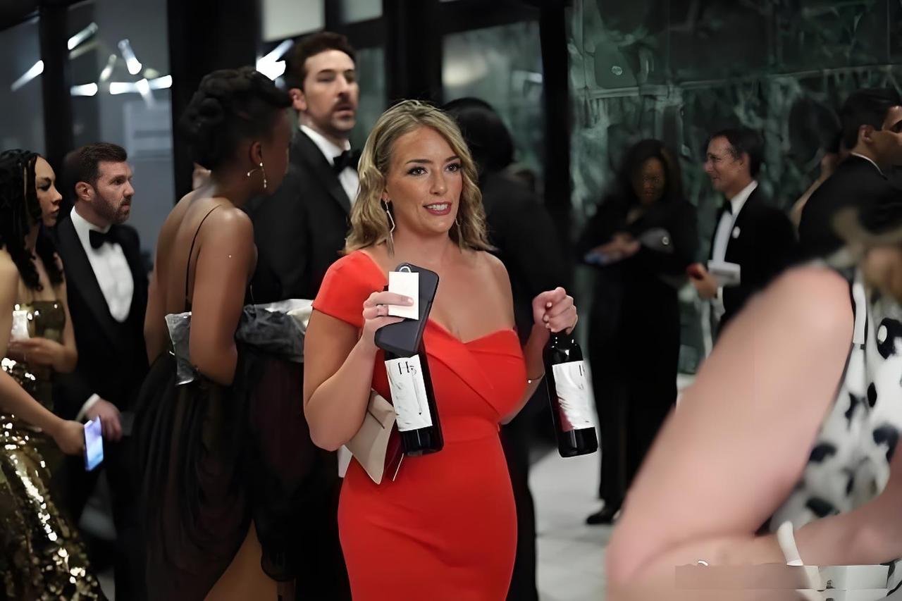 更新：白宫两位大姐把桌上的酒顺走了，然后她们直接对瓶畅饮！

真正的美国社会大片