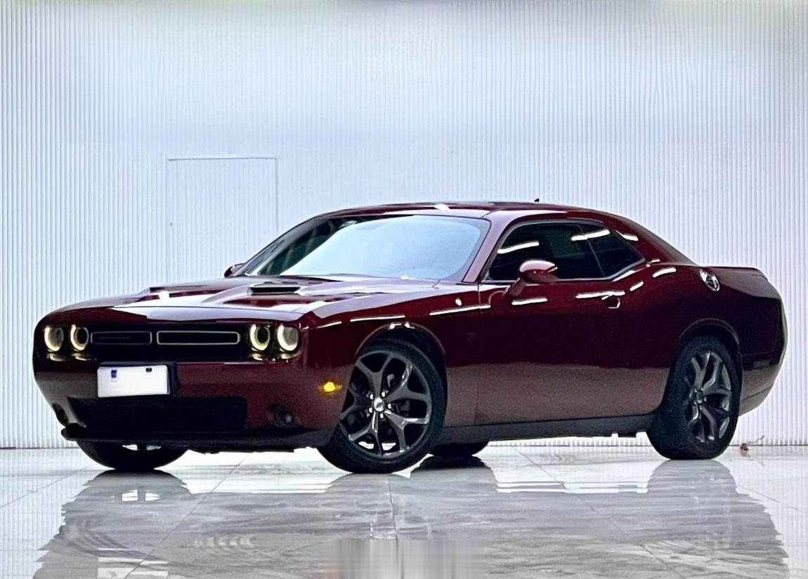道奇 挑战者 3.6L SXT Plus包 加版 红/黑2019年9月份上牌，仪