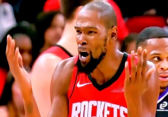 同是一个造犯规的动作，亚历山大就是“两罚全中”，到了杜兰特这儿怎么就成了“提前犯