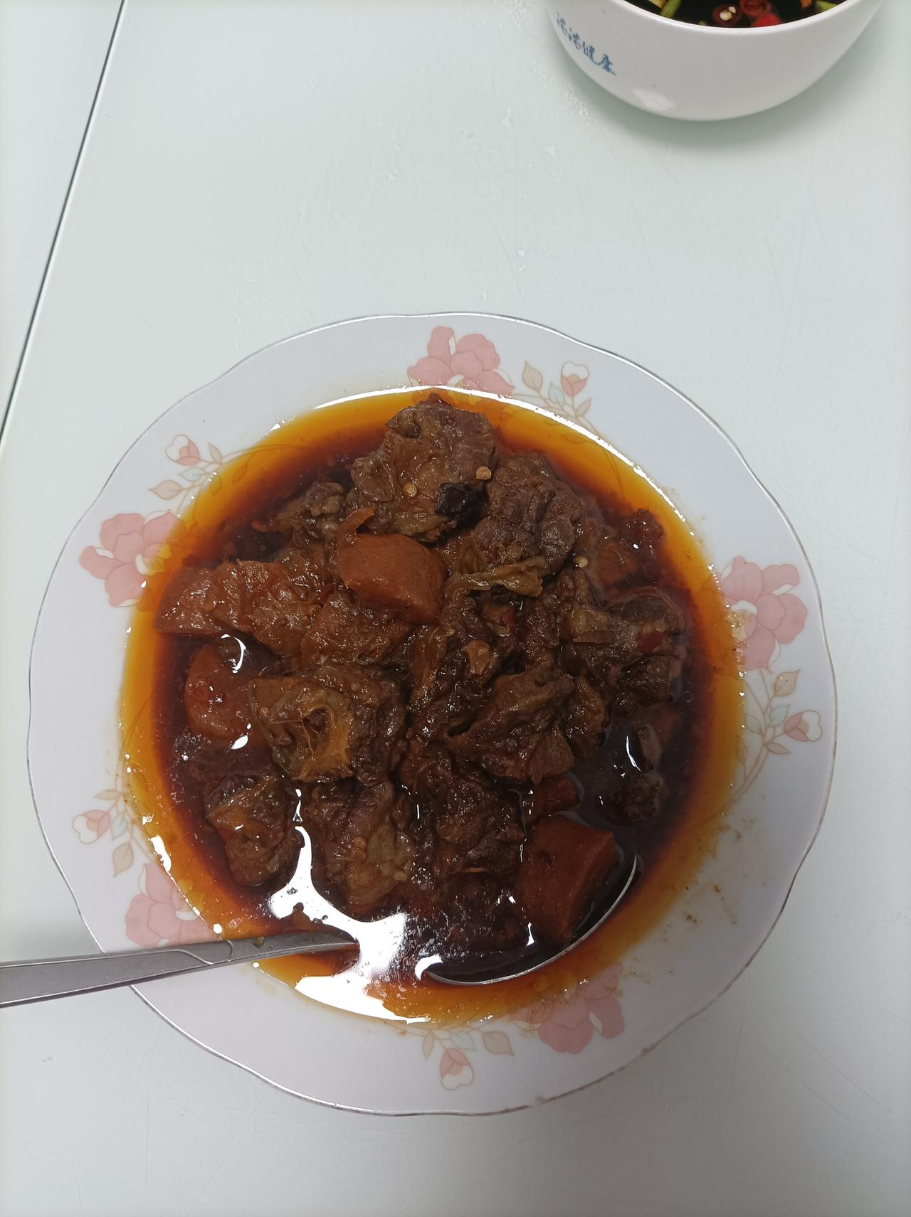 晒出我的今日美食我大女儿绐我们做的红烧牛肉，酥烂美味真好吃！[赞]