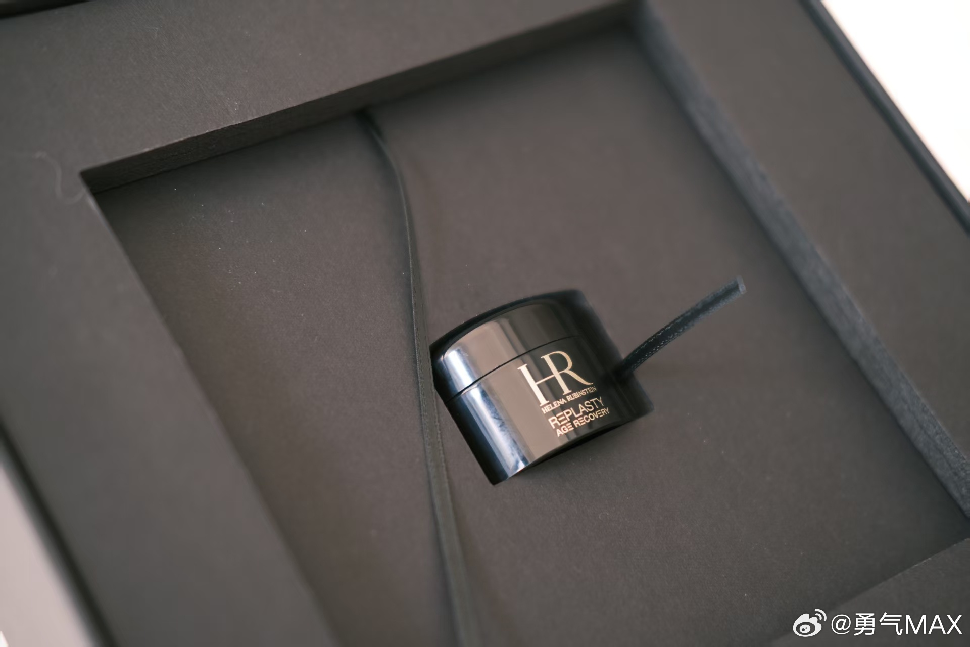 收到OPPO Find N6发布会邀请函了！是一张无限折叠卡，不同面都刻着新机卖