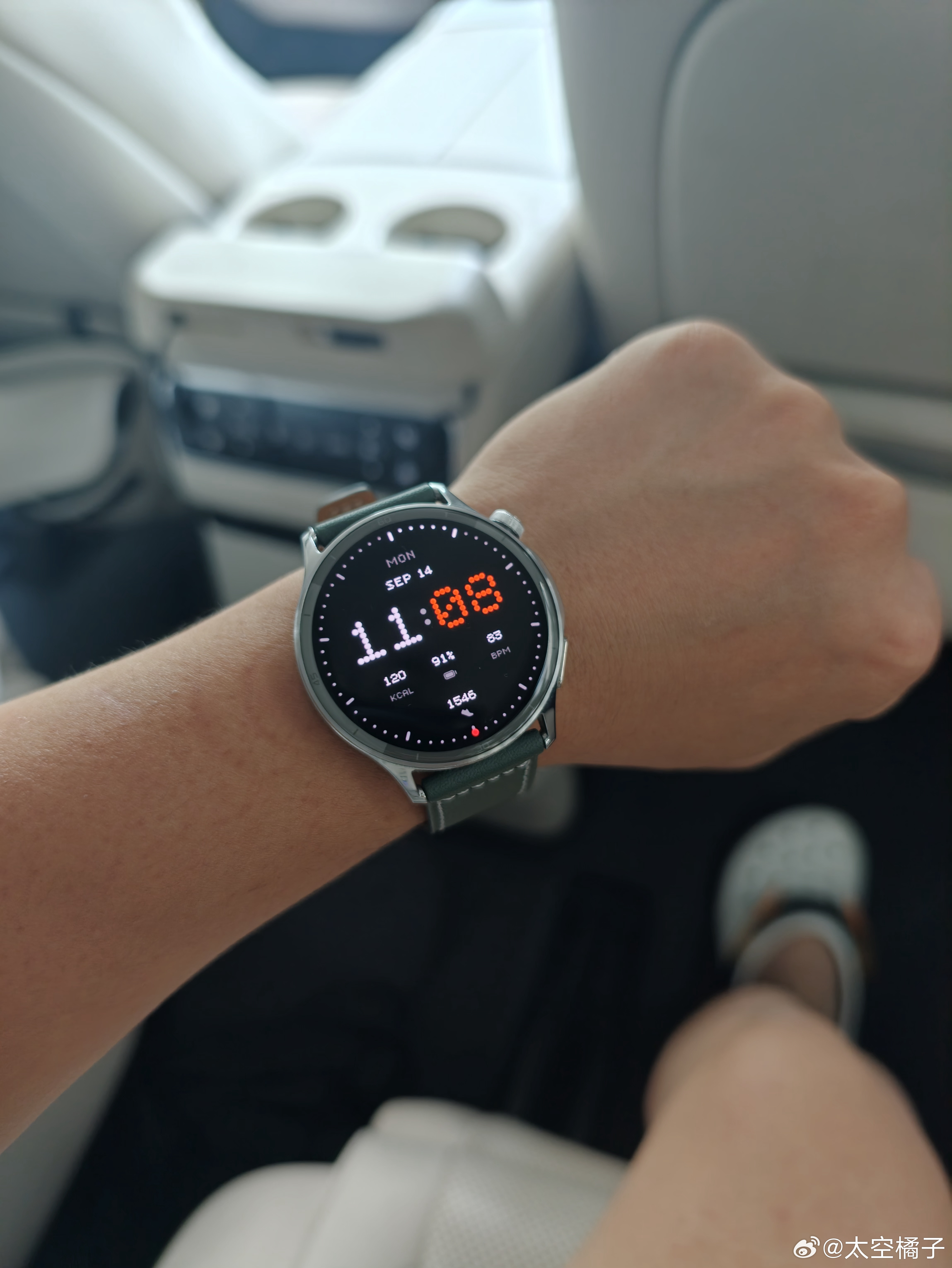 前代OPPO Watch S我戴了一年轻薄无感该有的功能也都有除了表盘没有正款的