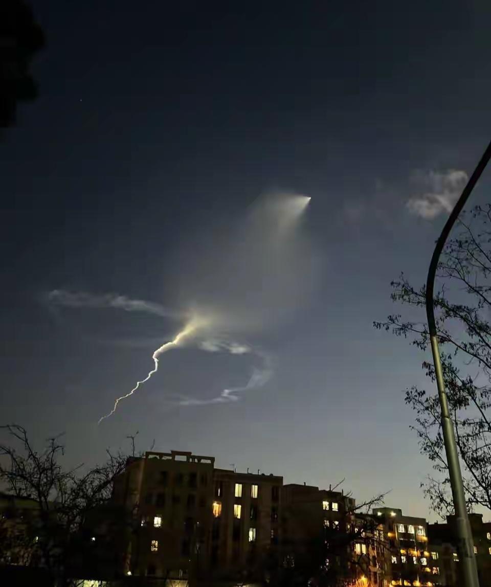 你觉得伊朗会如何反击美以当然是直接轰炸以色列各大城市和美国在伊朗周边的美军基地了