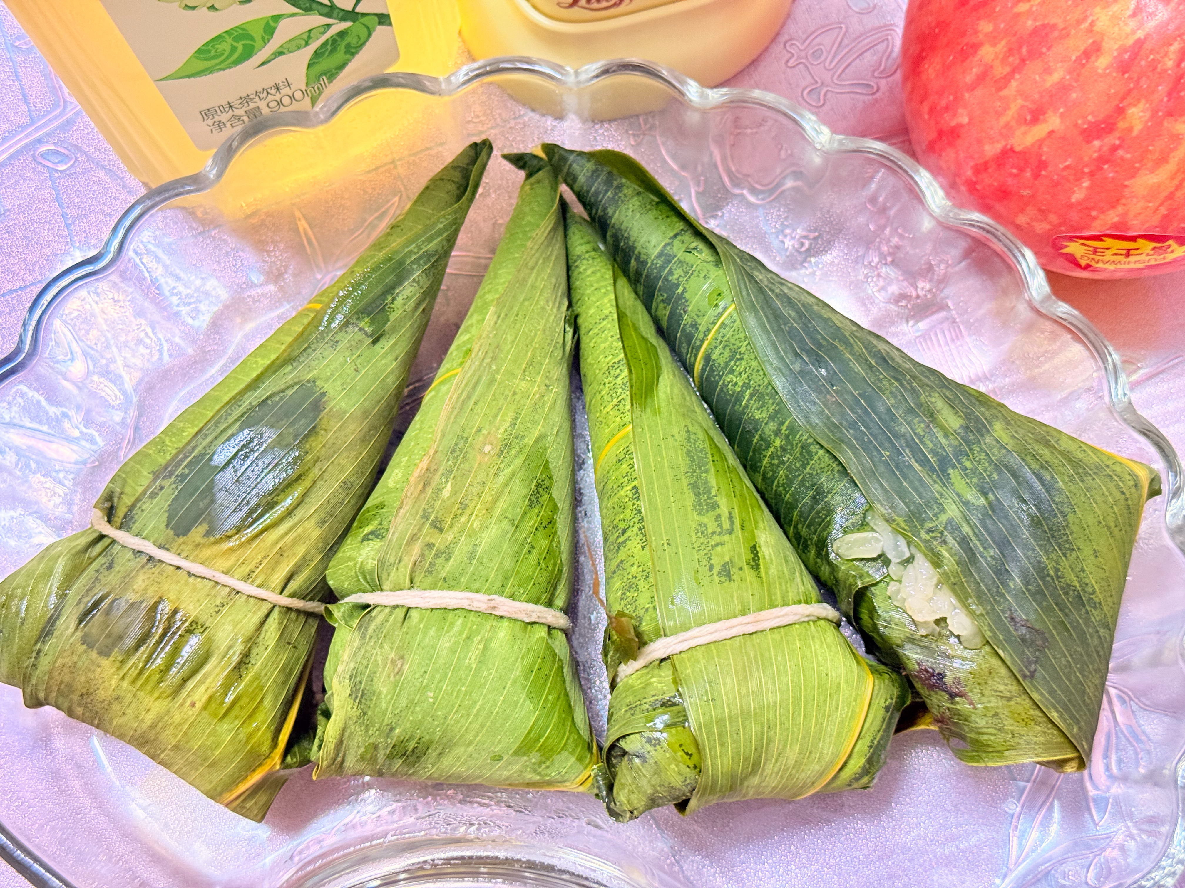 家里冰箱只剩粽子，简单啃两个垫一口。 