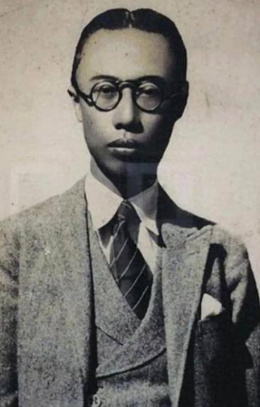 晚上，12岁的溥仪，被十几个宫女摁在床上玩游戏。他很兴奋，但玩了很久，还是累了，