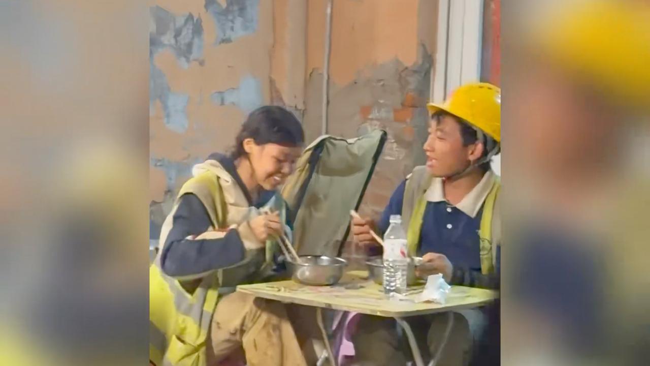 工地小夫妻的双向奔赴，把爱画画的子衿大哥感动的落泪，总说等以后有钱了，这次，子衿大哥帮他们把其中一件