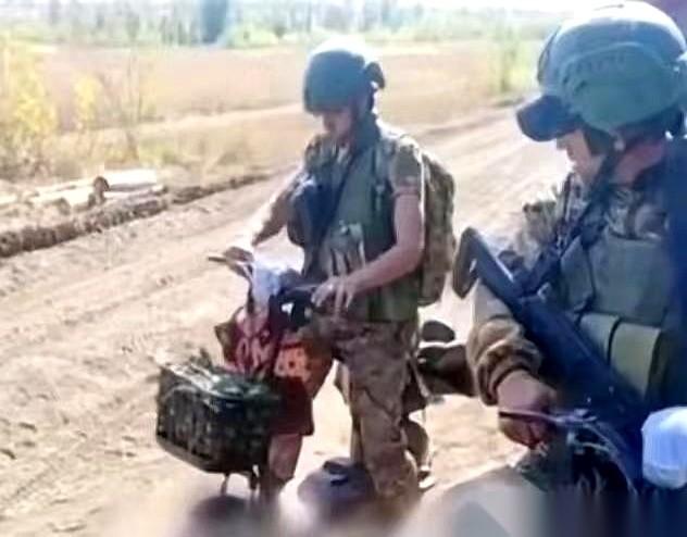 俄乌战场打了四年，结果最狠的“三件套”，居然全是我们快递箱里的东西。
第一件，航