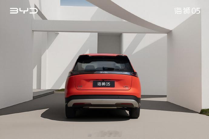 提供EV纯电与DM-i插混双动力版本新车提供纯电以及DM-i两种供选择。纯电车型