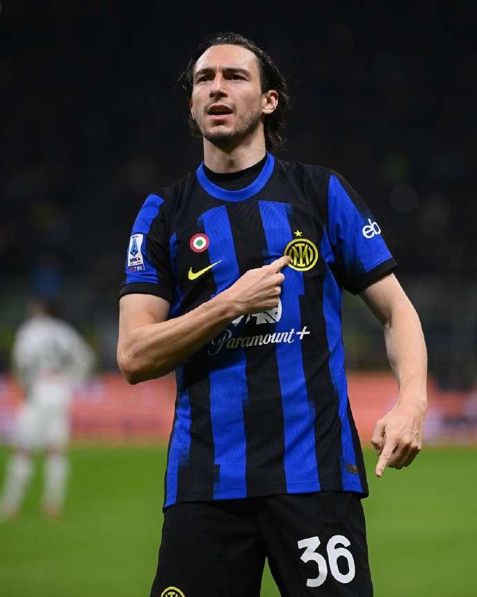 怀念上赛季1:2输那场的一个镜头：帕瓦尔单防莱奥成功，然后原地握拳高声怒吼！虽然