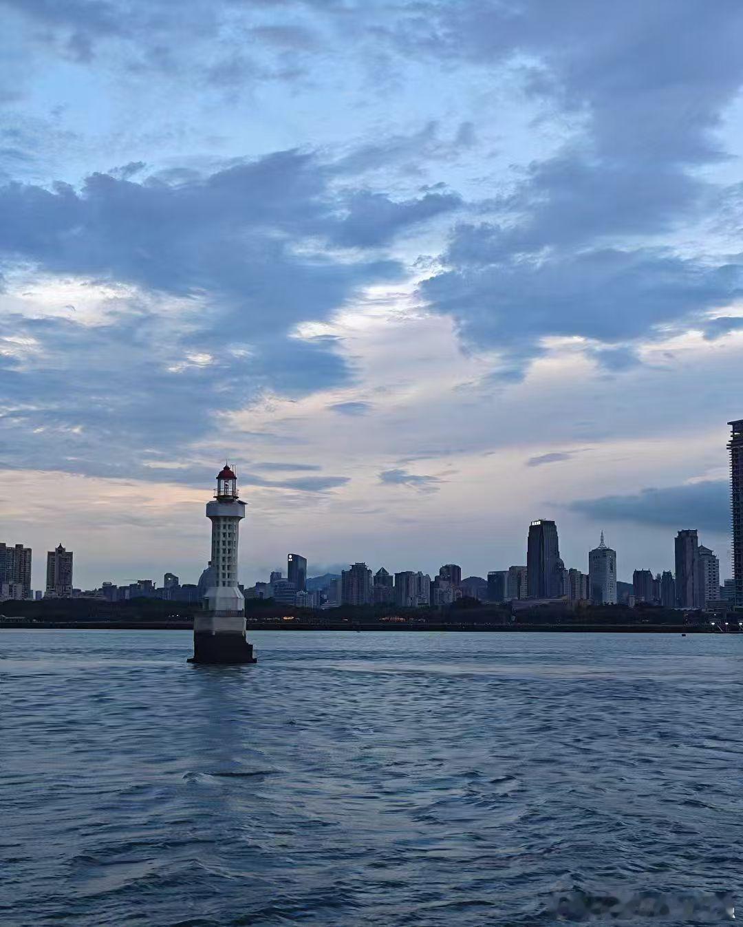 真正的开悟或觉醒，不是获得神通，而是更深刻地理解与接纳生活本身。能在平凡中看见非