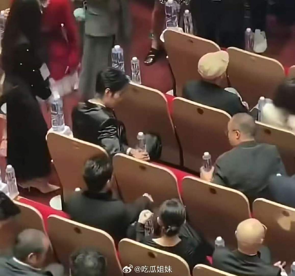 肖战保留节目拔水肖战又拔不出来水了  哈哈哈哈哈谁来救救我们肖战，又又又拔不出来