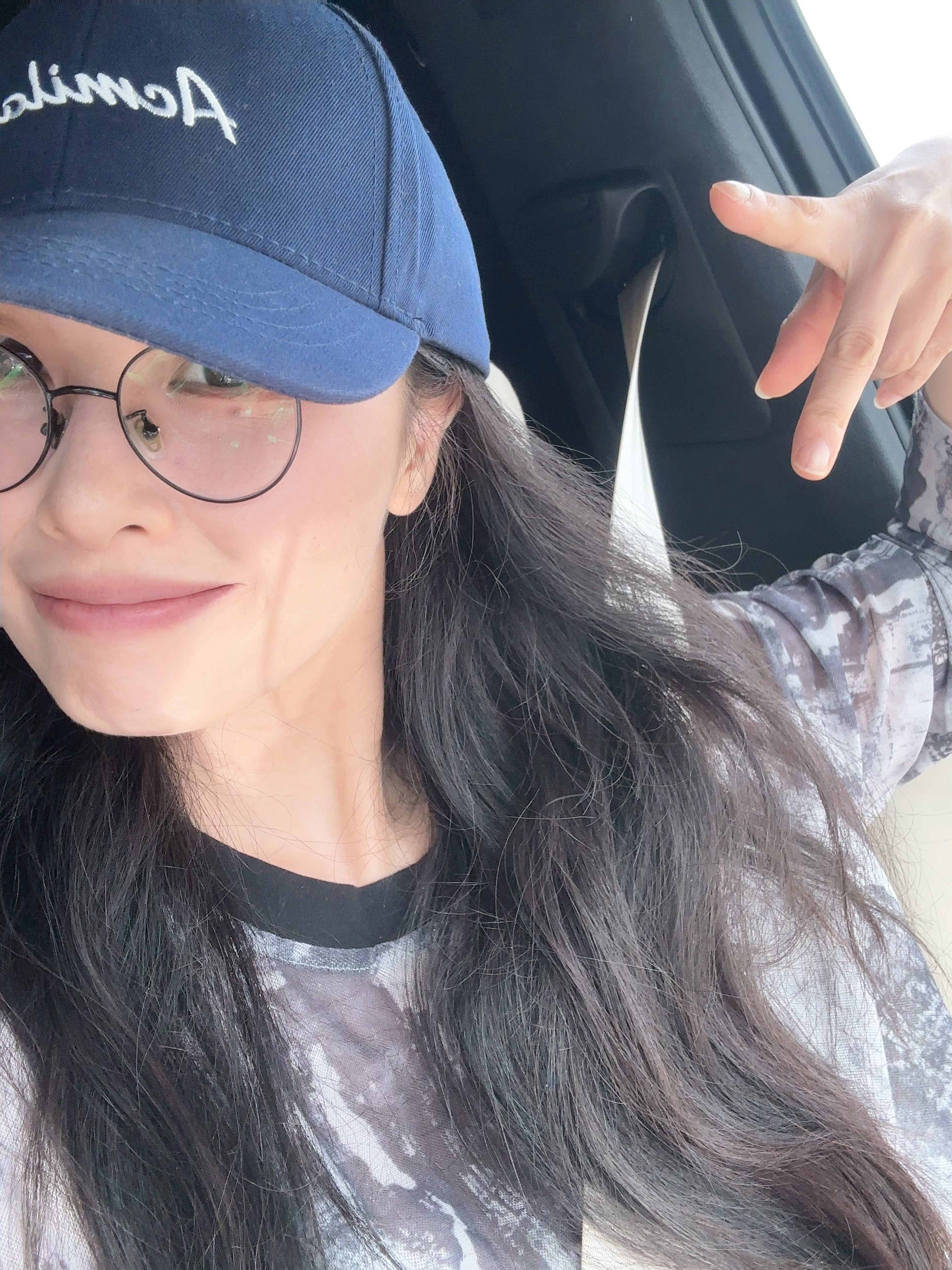 我感觉这个夏天都极少穿长袖，但以前出门总爱带着长袖，原因是会很晒。现在好像无所谓